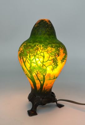 une lampe posée sur une table avec une lumière dessus