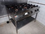 une cuisinière située au milieu d'une cuisine