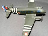 un avion jouet posé sur une table