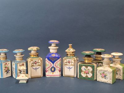 sept flacons de parfum différents posés sur une table