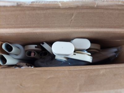 une boîte en carton contenant un certain nombre d'objets