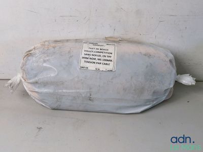 un sac de provisions posé par terre près d'un mur