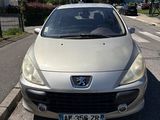 une petite voiture blanche garée sur le bord de la route