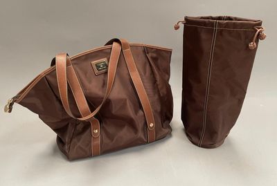 deux sacs marron posés l'un à côté de l'autre sur une table