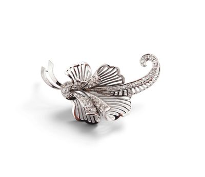 une image représentant une broche en argent ornée d'une fleur