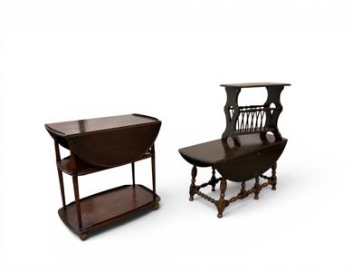 deux chaises en bois et une table surmontée d'une étagère