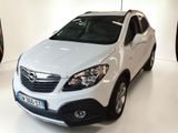 une voiture blanche garée dans un showroom