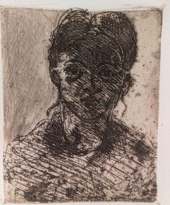 un dessin en noir et blanc d'un visage de femme
