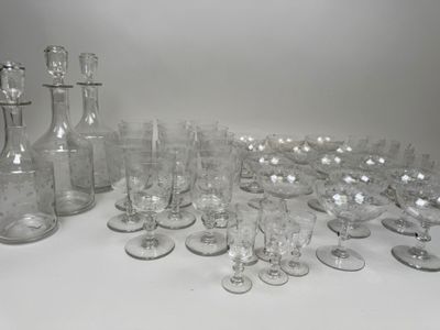 beaucoup de verres à vin et une bouteille sur la table