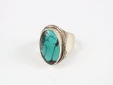 Gros plan sur une bague ornée d'une turquoise