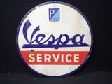 une ancienne enseigne de service Vespa sur fond noir