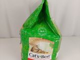 un sac de litière « Cat's Best » posé sur une table