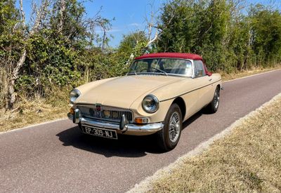 une voiture qui roule sur la route, sur le bas-côté