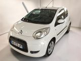 une petite voiture blanche garée dans une pièce blanche