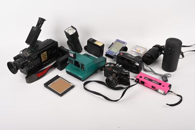 tout un tas de modèles d'appareils photo et d'accessoires sur la table