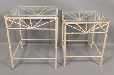 paire de tables d'appoint en bambou blanc et en verre