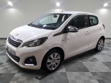 la petite voiture blanche est garée sur un sol en damier