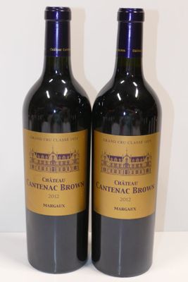deux bouteilles de vin posées l'une à côté de l'autre sur une table