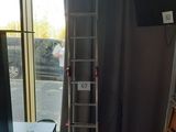 une photo d'un salon avec un piano et une télévision
