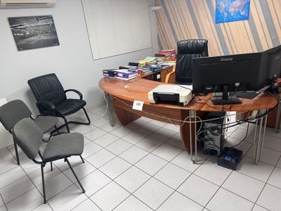 un bureau avec deux écrans d'ordinateur et deux chaises dans la pièce