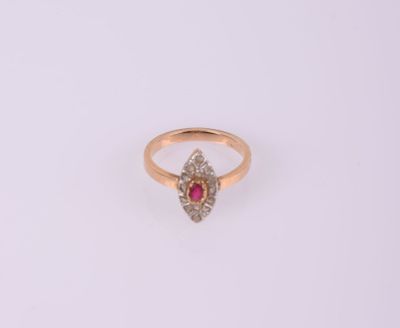 une image d'une bague en or sertie d'un rubis au centre