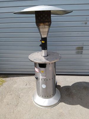 une photo d'un chauffage de terrasse au gaz installé sur une terrasse