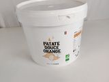 un seau de « patates d'orange » posé sur une table