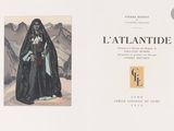 une photo d'une femme en robe noire et d'un homme en cape noire