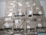 six paires de t-shirts beiges ornés de logos noirs et blancs