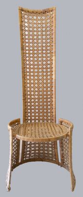 une chaise en osier avec une assise en bois sur fond gris