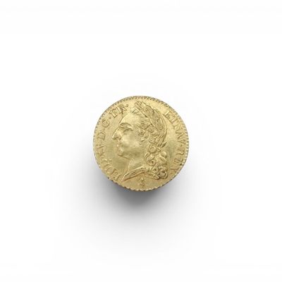 gros plan d'une pièce d'or sur une surface blanche