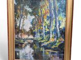 une peinture à l'huile représentant une rivière, avec des arbres et une maison en arrière-plan