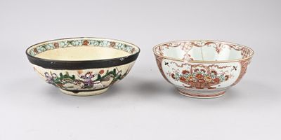 paire de bols chinois ornés de motifs floraux et bordés de noir