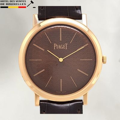 un gros plan d'une montre au cadran marron
