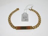 Gros plan sur un bracelet portant une étiquette