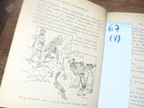 un livre ouvert sur lequel figure le dessin d'un homme à cheval