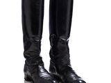 une paire de bottes de cow-boy en cuir noir sur fond blanc
