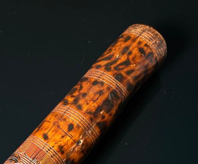 Canne en bois flammé, à décor incisé de feuillages, et d'un …