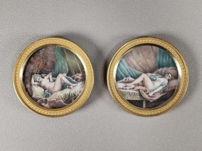 deux photos encadrées représentant une femme allongée sur un lit dans une chambre