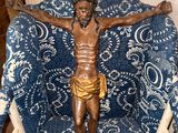 une statue de Jésus assis sur une chaise dans un salon