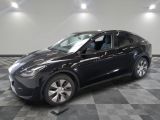 une photo d'une voiture noire dans un showroom