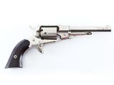 un revolver argenté à crosse en bois sur fond blanc