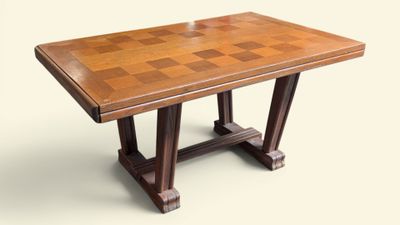 une table en bois sur laquelle est posé un échiquier