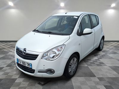 la photo d'une petite voiture blanche garée dans un garage