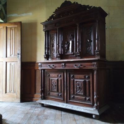 un grand meuble en bois au milieu d'une pièce