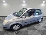 la photo d'une petite voiture argentée garée dans un garage