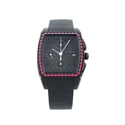 un gros plan d'une montre noire dont le cadran est orné de cristaux roses