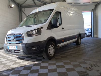une camionnette blanche garée dans un garage