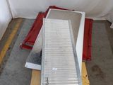 une rampe métallique posée sur une table en bois dans une pièce
