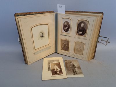 Album photos reliure cuir (accidenté), le fermoir en métal, avec quelq - Photo 1